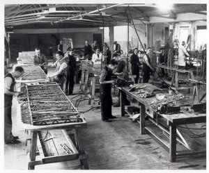 Subcontratistas trabajando en la fábrica de aviones Blackburn en Hudswell Clarkes, c.1939-45 de English Photographer